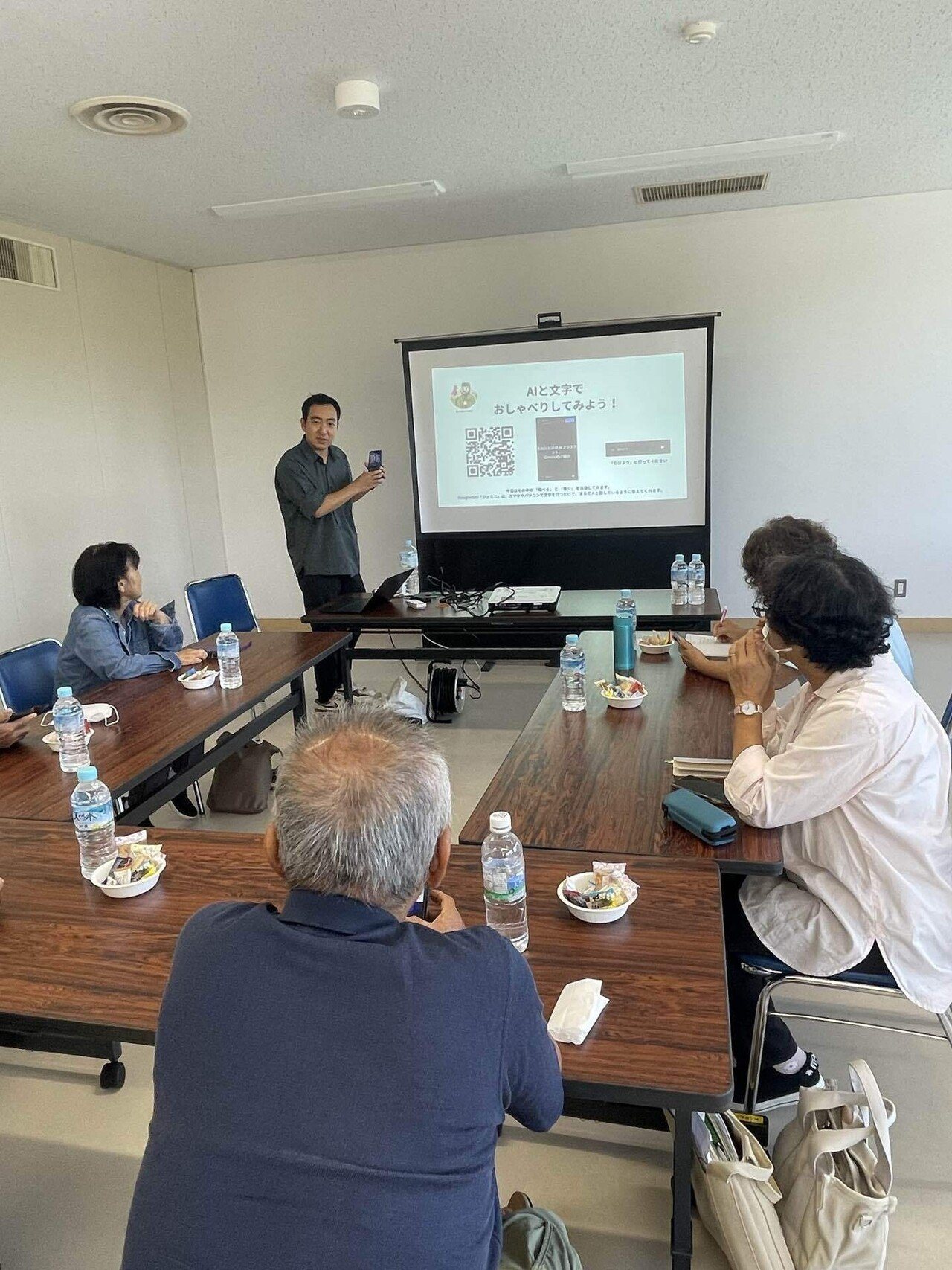 嘉手納町老人福祉センターでのAI講座のようす